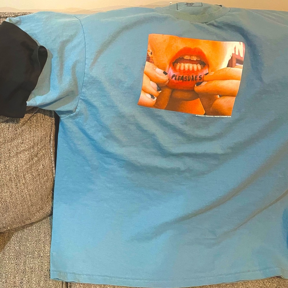 Pleasures lip tattoo tee. Size xxl. Color sky blue.